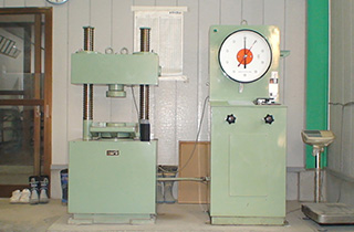 圧縮強度試験機